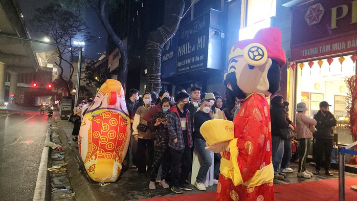 VIDEO: Hàng trăm người đi xếp hàng mua vàng từ nửa đêm - Ảnh 1