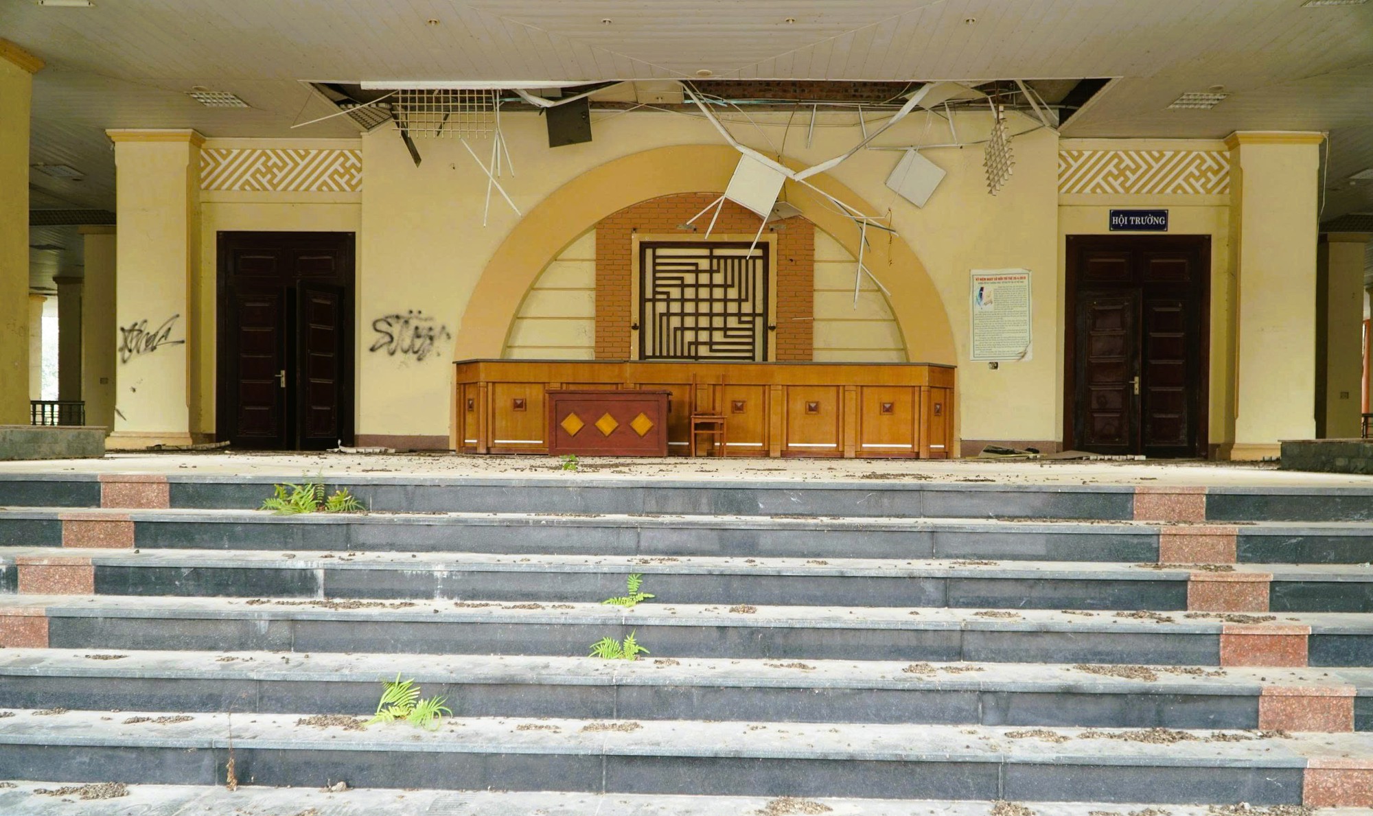 Trung tâm hội nghị 160 tỉ đồng ở Thanh Hóa bị đập phá, trộm tài sản - Ảnh 11