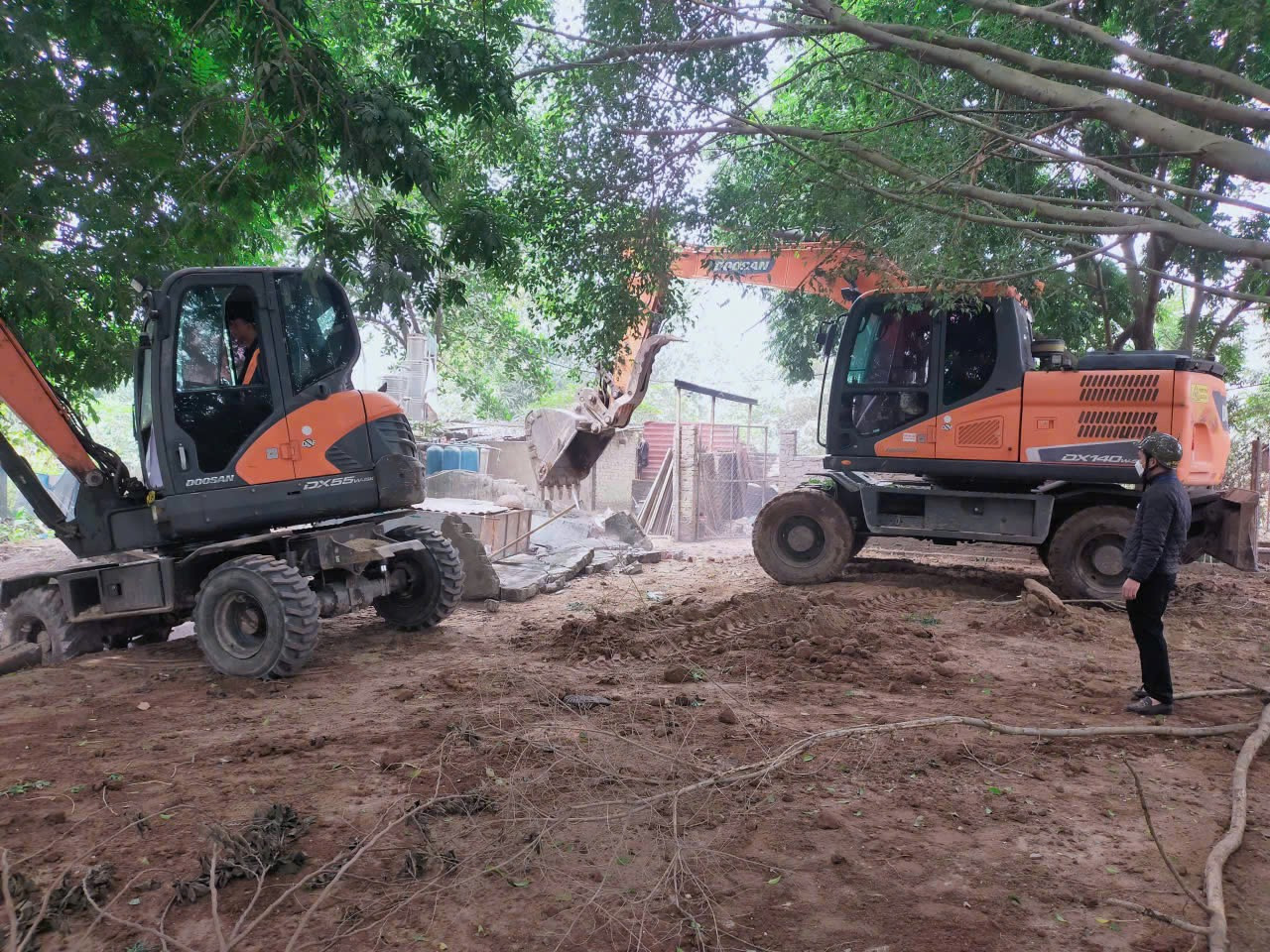 Hà Nội cưỡng chế 7 điểm tập kết cát, sỏi ven sông Hồng - Ảnh 2