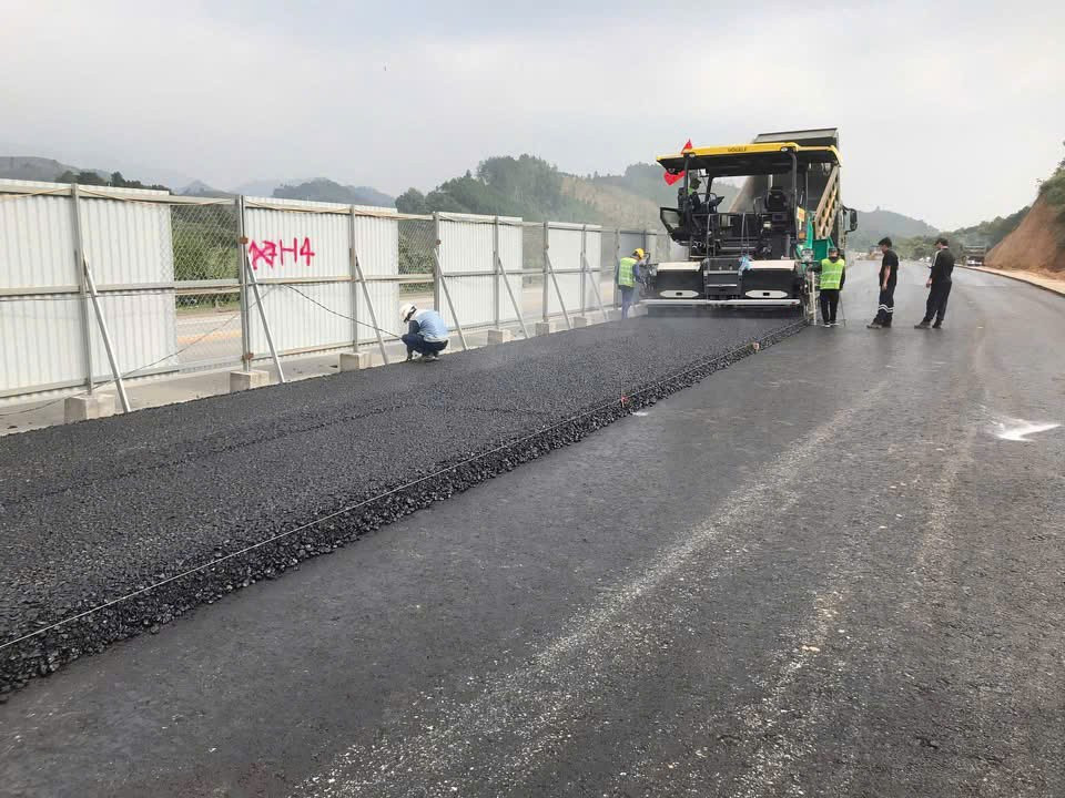 Bắt đầu thảm nhựa mặt đường cao tốc Nội Bài - Lào Cai mở rộng - Ảnh 1
