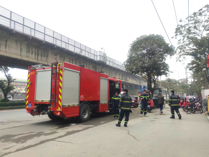 Cháy căn hộ chung cư ở Hà Nội, người dân hoảng loạn thoát hiểm bằng thang bộ - Ảnh 2