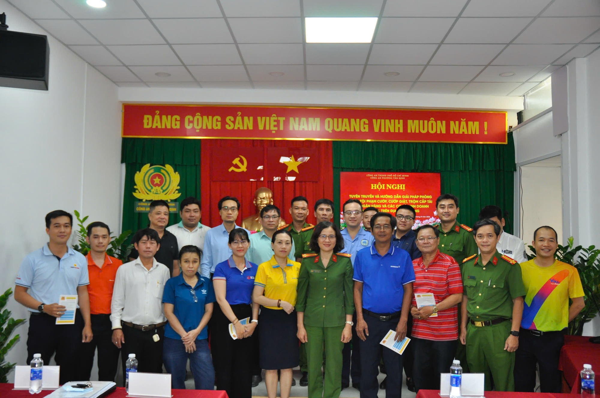 Công an TP Hồ Chí Minh siết phòng ngừa cướp ngân hàng, tiệm vàng sau vụ việc ở Gia Lai - Ảnh 1