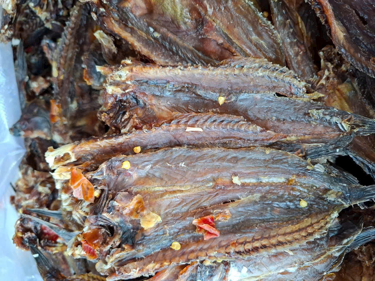 Cận Tết, khô cá "biết leo cây" có giá 600.000 đồng/kg - Ảnh 1