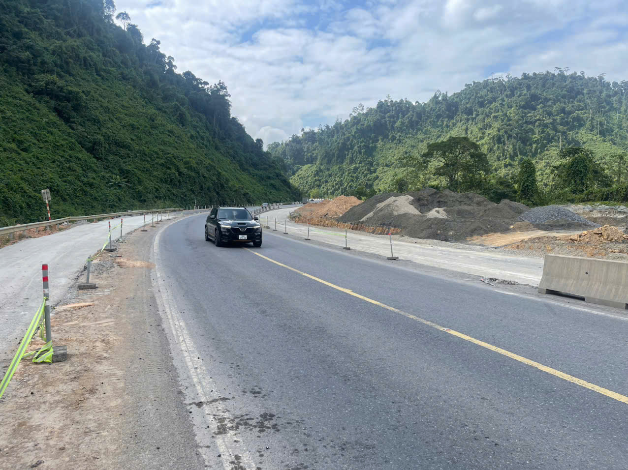 Thi đua 19 ngày đêm, dự án mở rộng cao tốc La Sơn – Hòa Liên giải ngân vượt kế hoạch - Ảnh 1