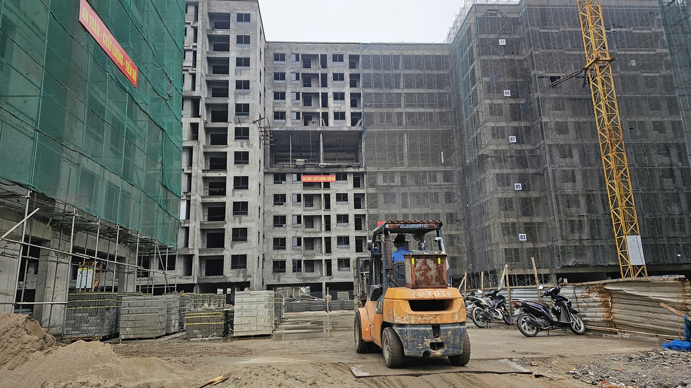 Công nhân vẫn bám công trường NƠXH từng 'nóng' chuyện dân xếp hàng xuyên đêm nộp hồ sơ - Ảnh 1