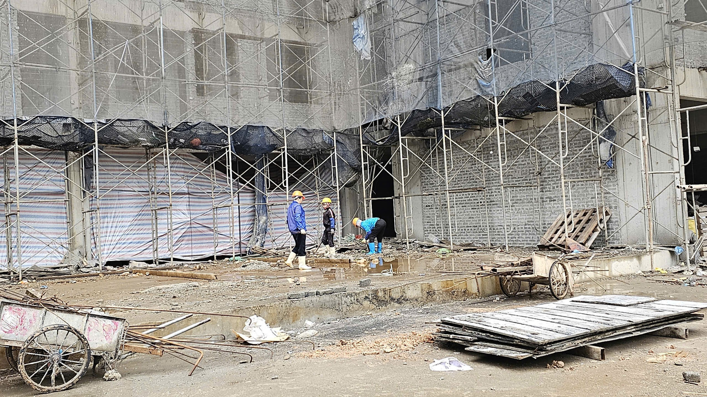 Công nhân vẫn bám công trường NƠXH từng 'nóng' chuyện dân xếp hàng xuyên đêm nộp hồ sơ - Ảnh 7