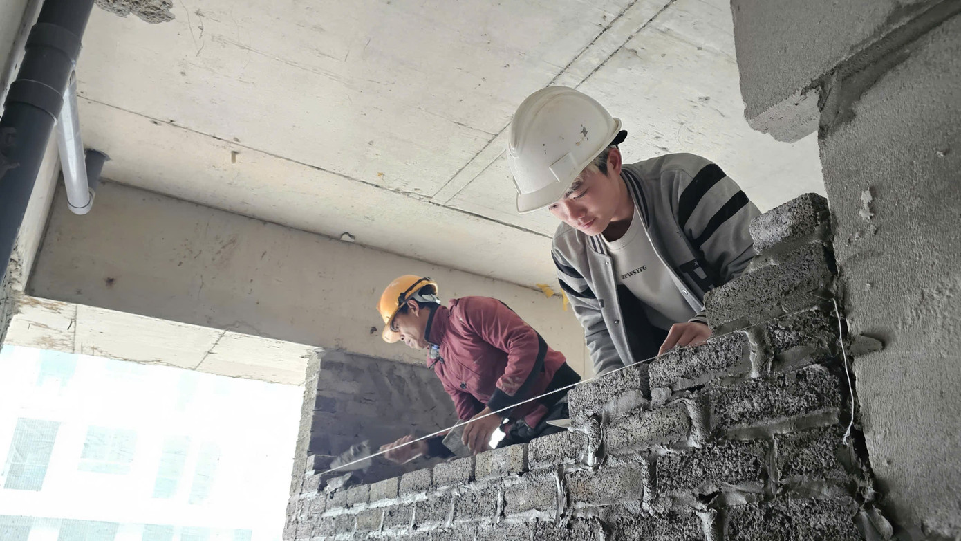 Công nhân vẫn bám công trường NƠXH từng 'nóng' chuyện dân xếp hàng xuyên đêm nộp hồ sơ - Ảnh 3