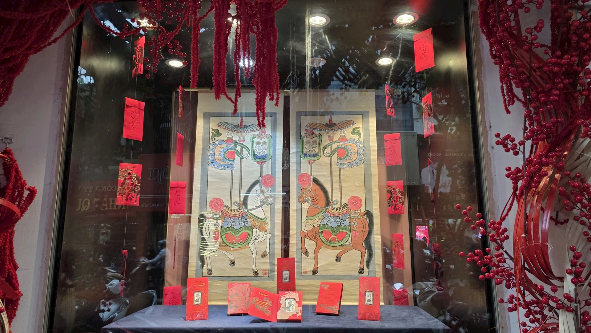 Sáng nay, nhà đầu tư ồ ạt mang ghế gấp, áo ấm xếp hàng từ sớm mua một sản phẩm bạc đặc biệt - Ảnh 4