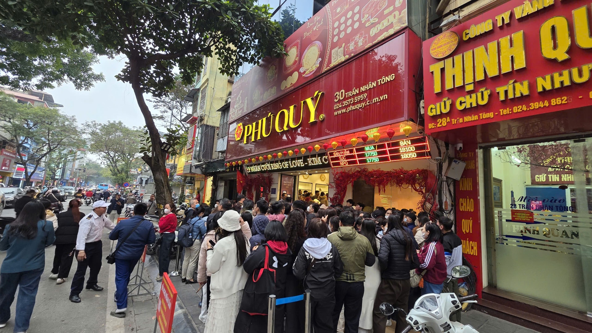 Sáng nay, nhà đầu tư ồ ạt mang ghế gấp, áo ấm xếp hàng từ sớm mua một sản phẩm bạc đặc biệt - Ảnh 2