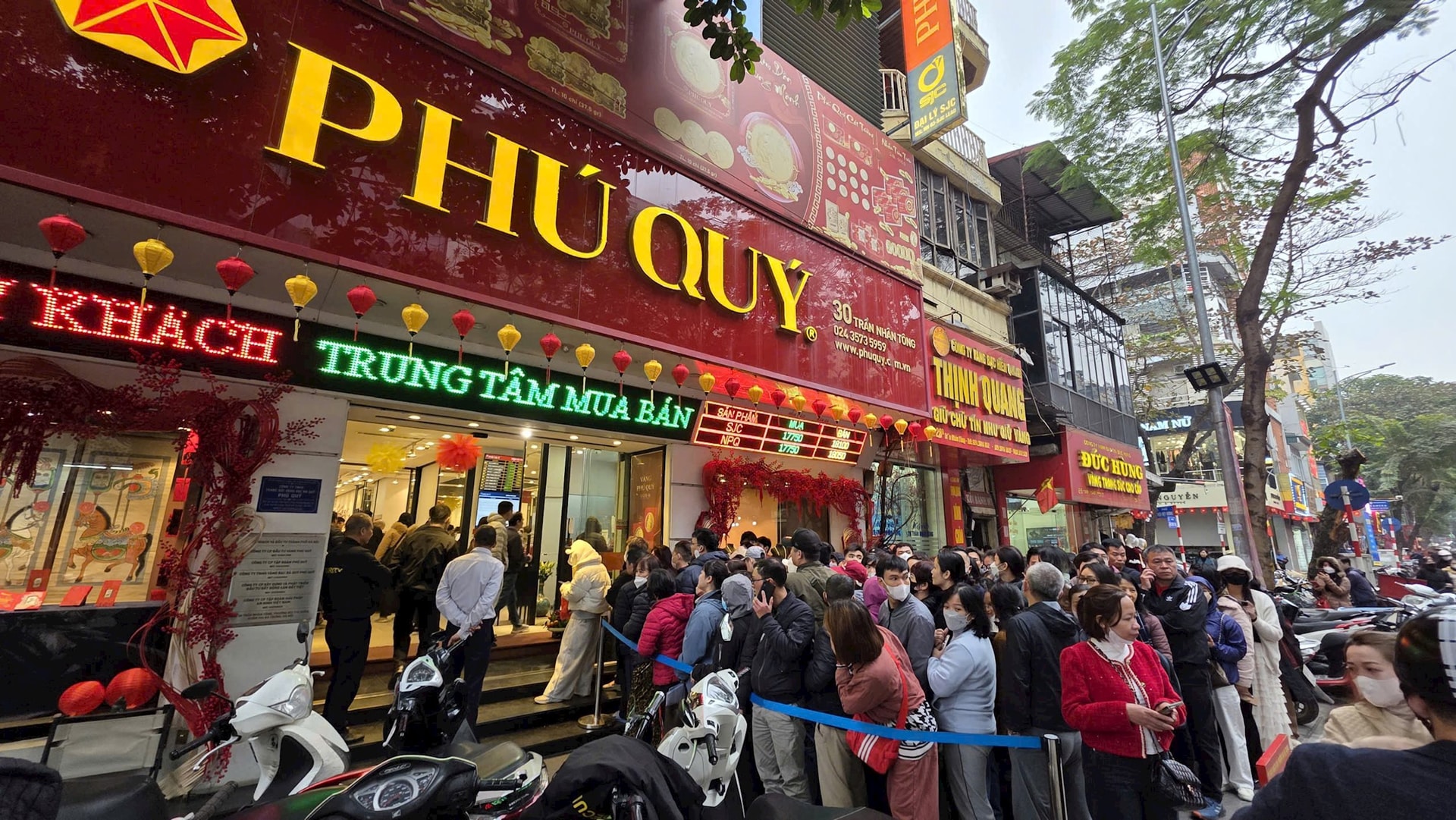 Sáng nay, nhà đầu tư ồ ạt mang ghế gấp, áo ấm xếp hàng từ sớm mua một sản phẩm bạc đặc biệt - Ảnh 3