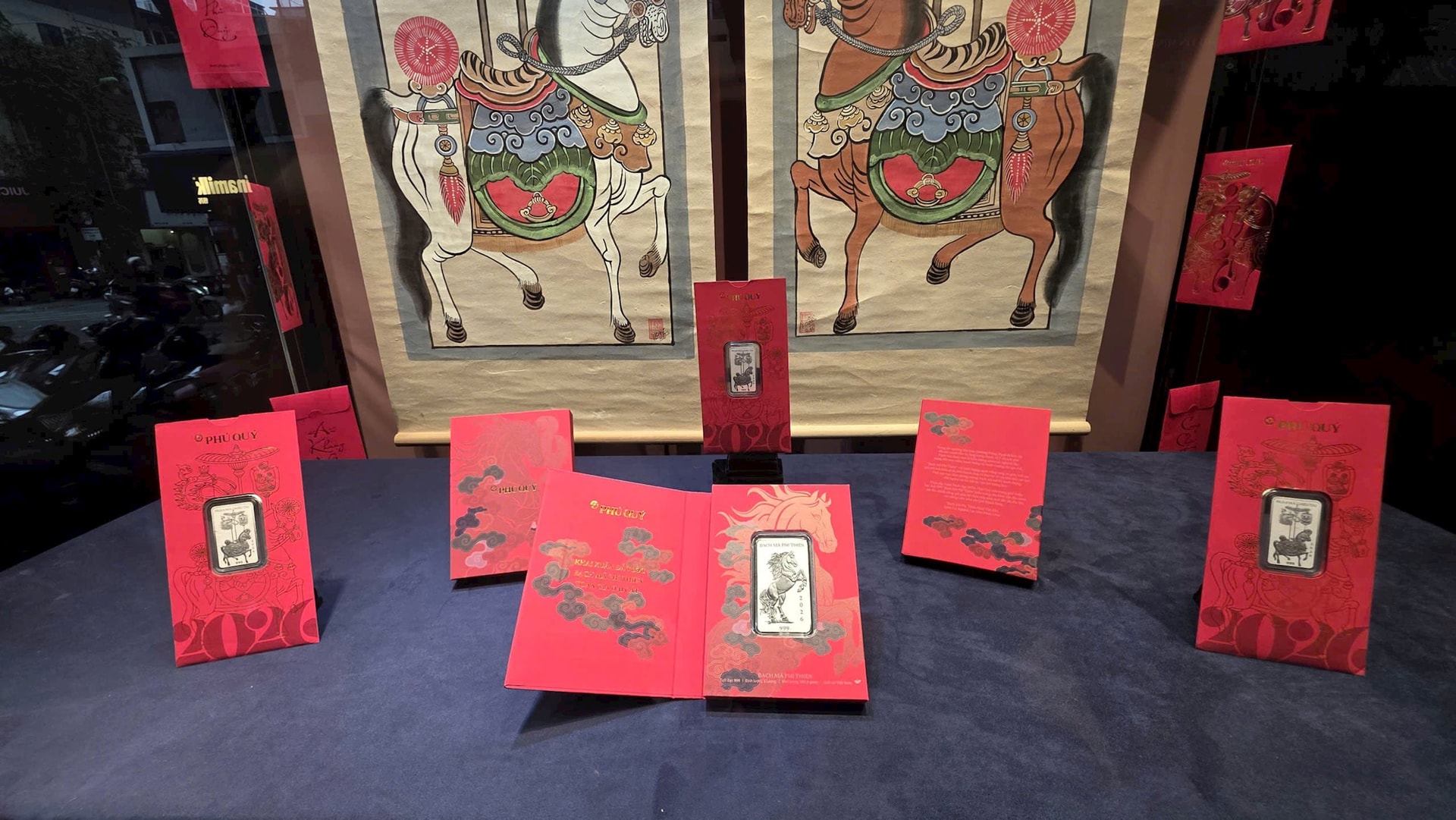 Sáng nay, nhà đầu tư ồ ạt mang ghế gấp, áo ấm xếp hàng từ sớm mua một sản phẩm bạc đặc biệt - Ảnh 5