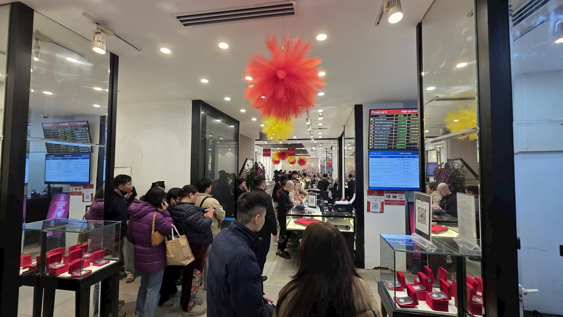 Sáng nay, nhà đầu tư ồ ạt mang ghế gấp, áo ấm xếp hàng từ sớm mua một sản phẩm bạc đặc biệt - Ảnh 6