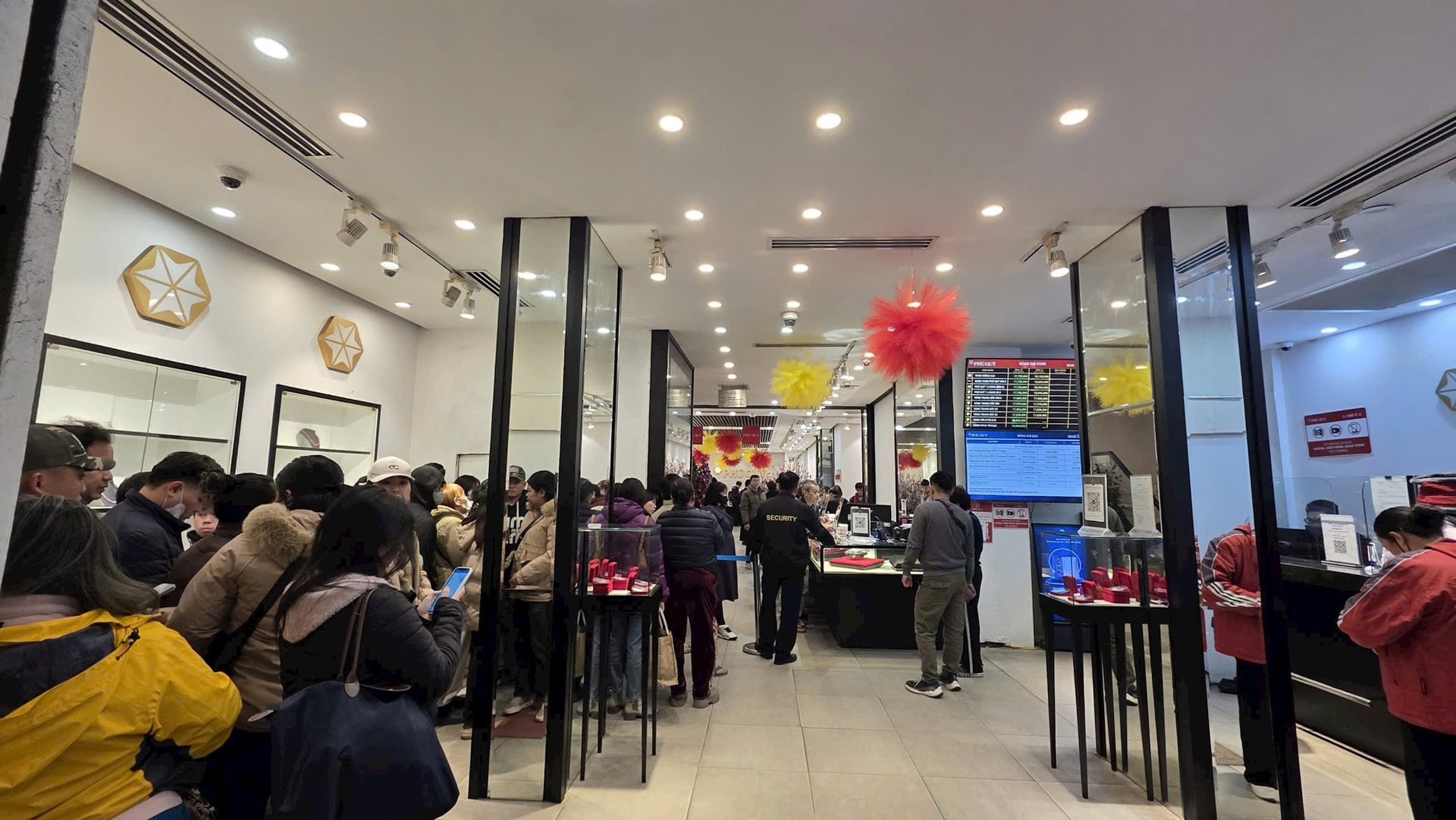 Sáng nay, nhà đầu tư ồ ạt mang ghế gấp, áo ấm xếp hàng từ sớm mua một sản phẩm bạc đặc biệt - Ảnh 7