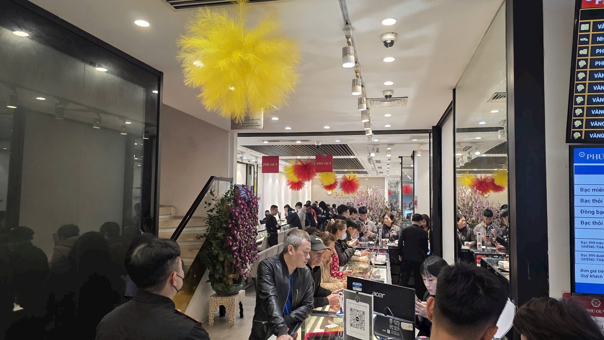 Sáng nay, nhà đầu tư ồ ạt mang ghế gấp, áo ấm xếp hàng từ sớm mua một sản phẩm bạc đặc biệt - Ảnh 8