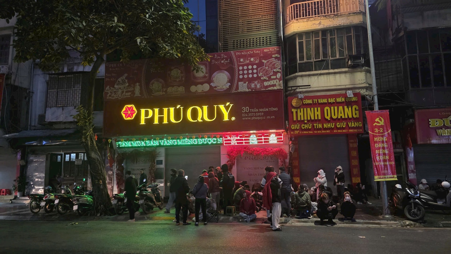 Sáng nay, nhà đầu tư ồ ạt mang ghế gấp, áo ấm xếp hàng từ sớm mua một sản phẩm bạc đặc biệt - Ảnh 1