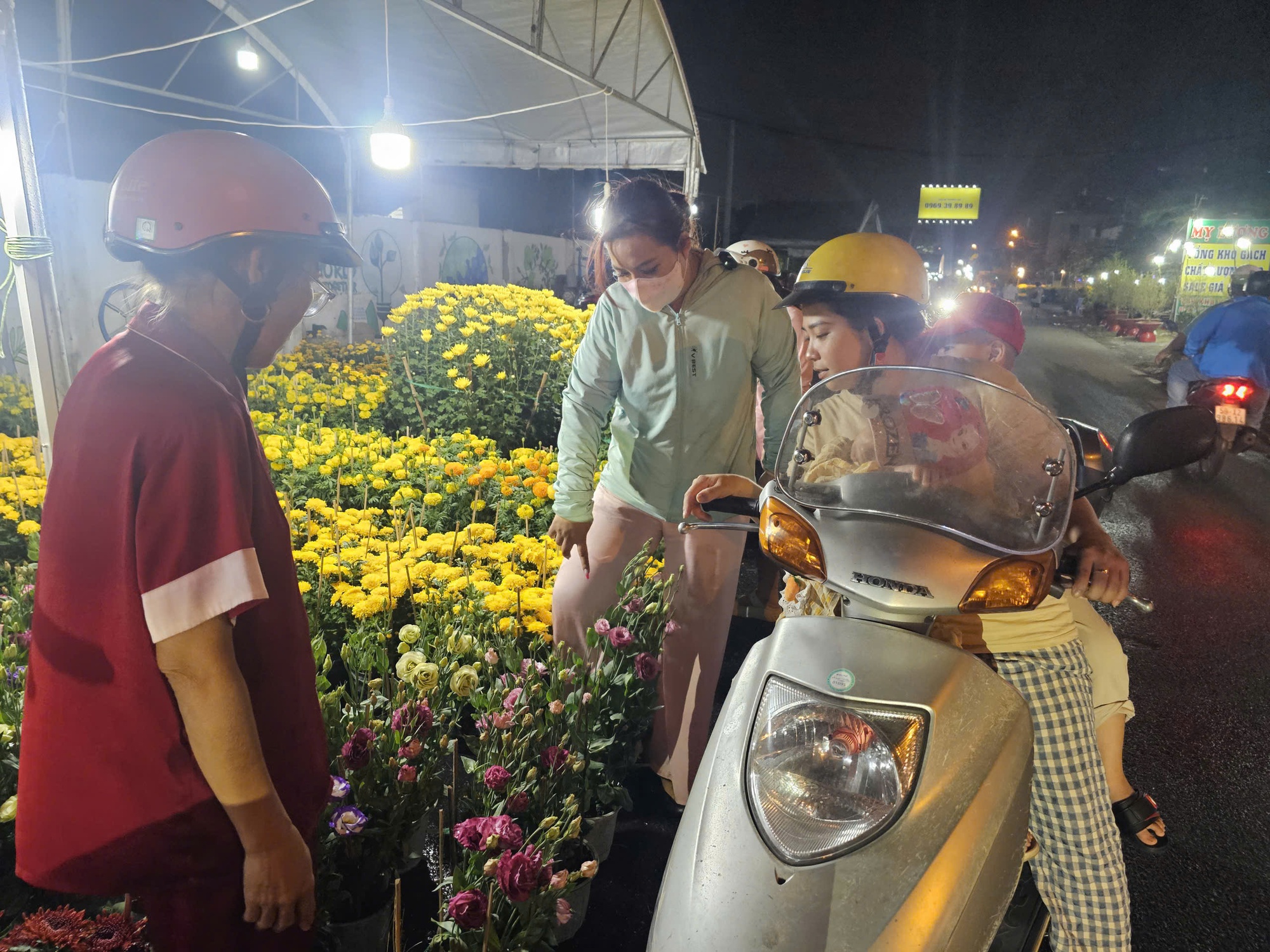 Hoa Tết giá rẻ 50.000 - 100.000 đồng/chậu cháy hàng - Ảnh 4