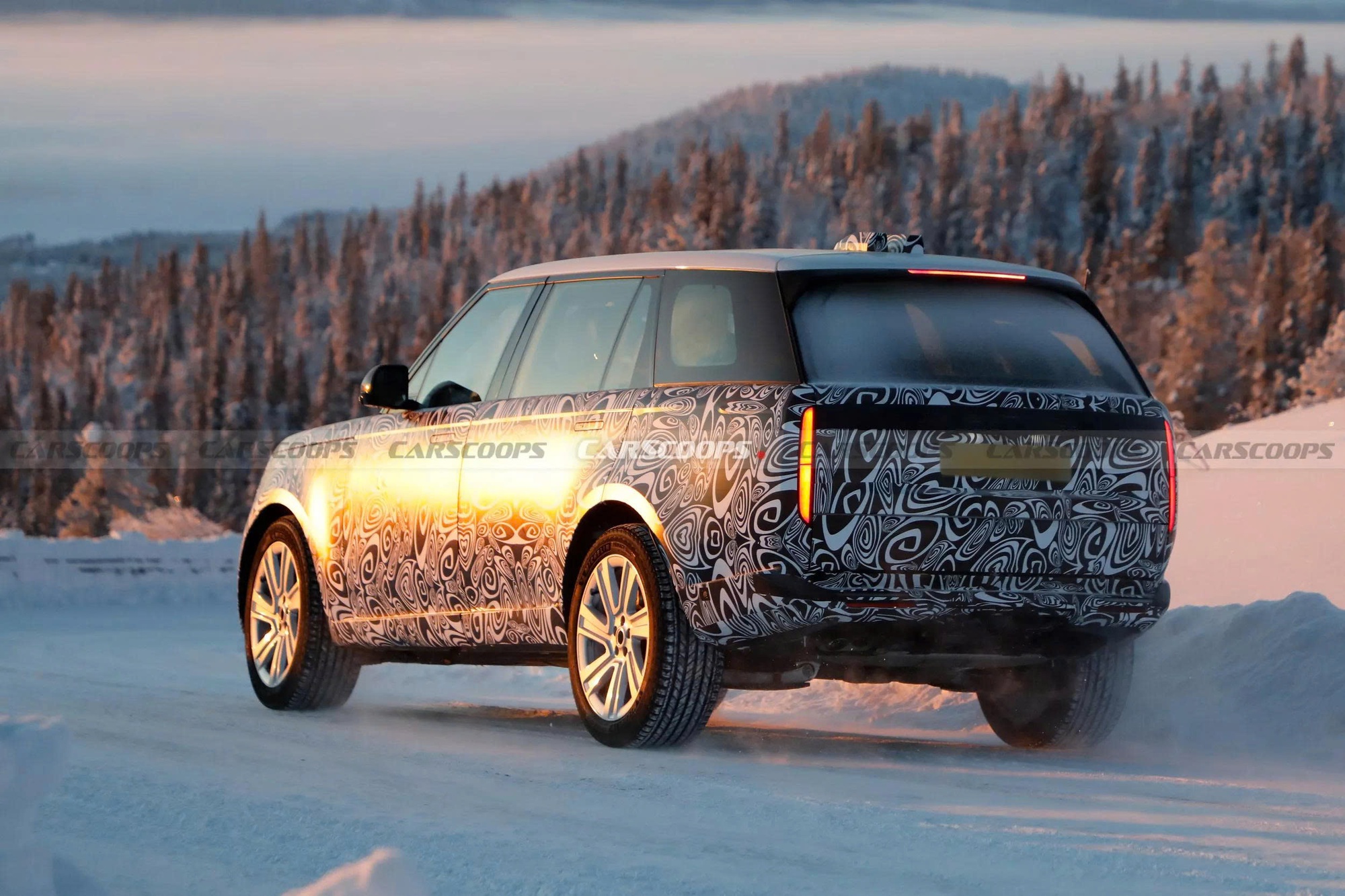 Lộ ảnh Range Rover faceliftt trên đường thử: Đèn trước thay đổi nhẹ, dễ có bản thuần điện - Ảnh 2