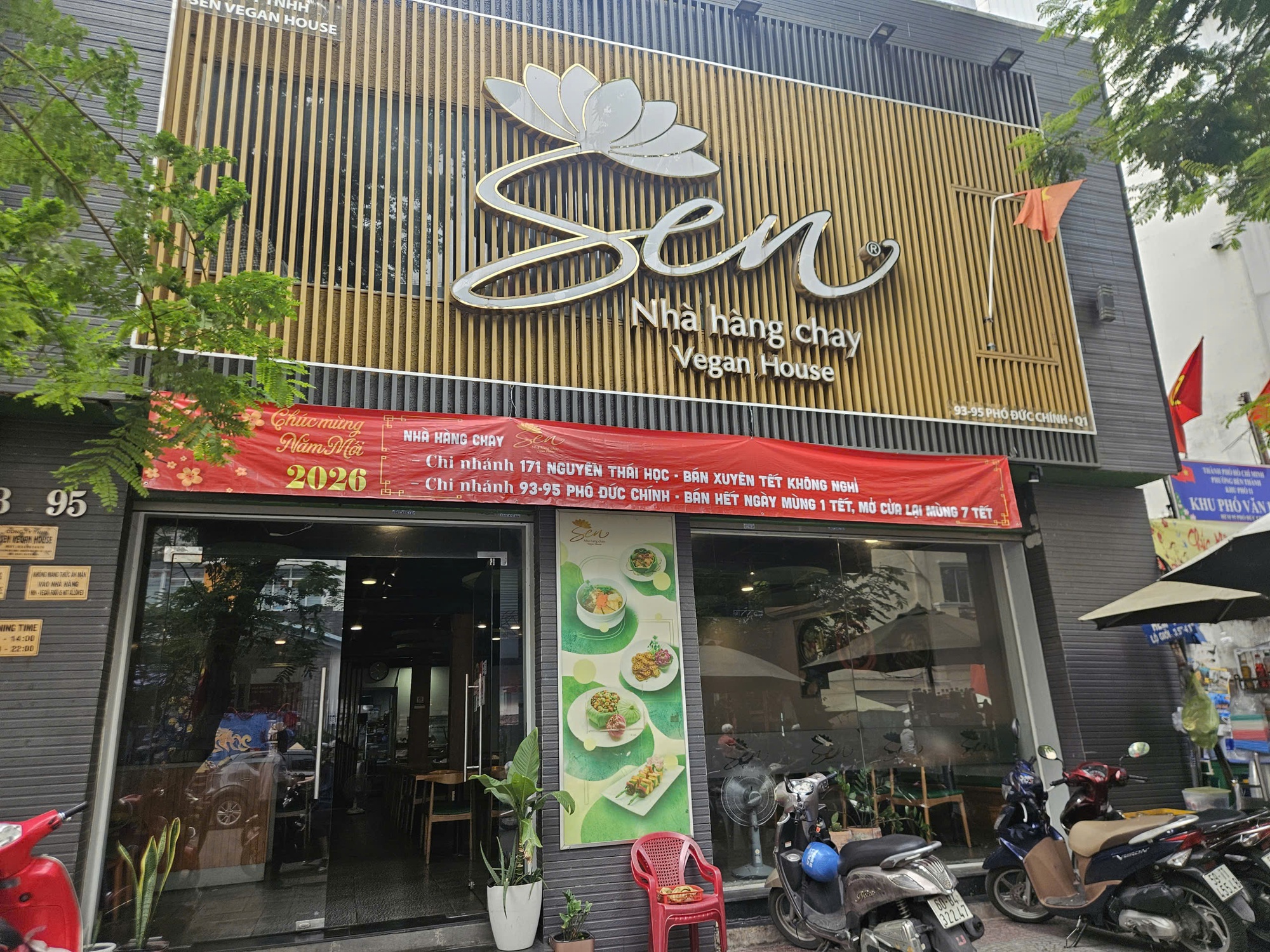 Hàng quán nào ở TPHCM sẽ bán xuyên Tết? - Ảnh 1