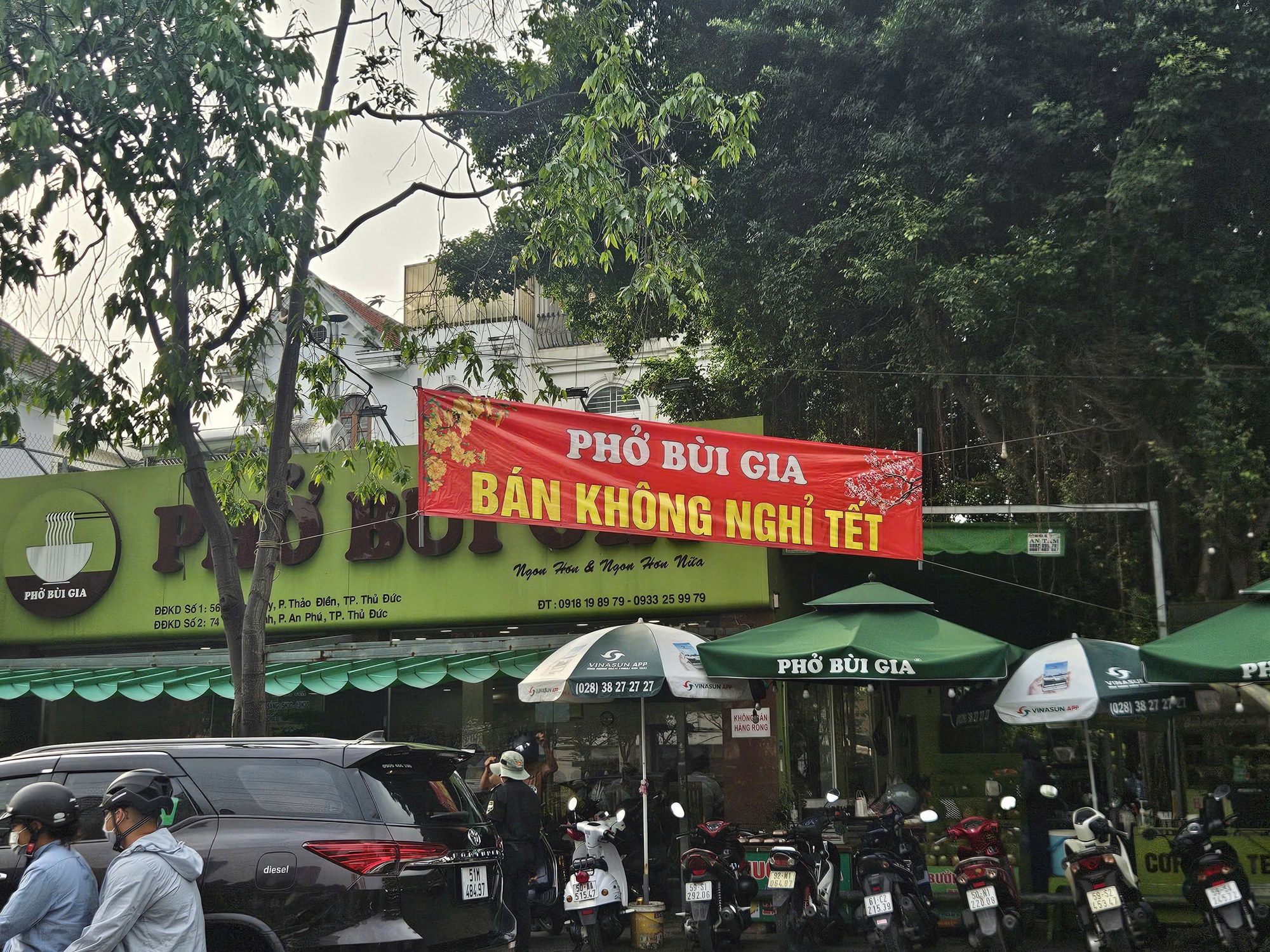 Hàng quán nào ở TPHCM sẽ bán xuyên Tết? - Ảnh 2