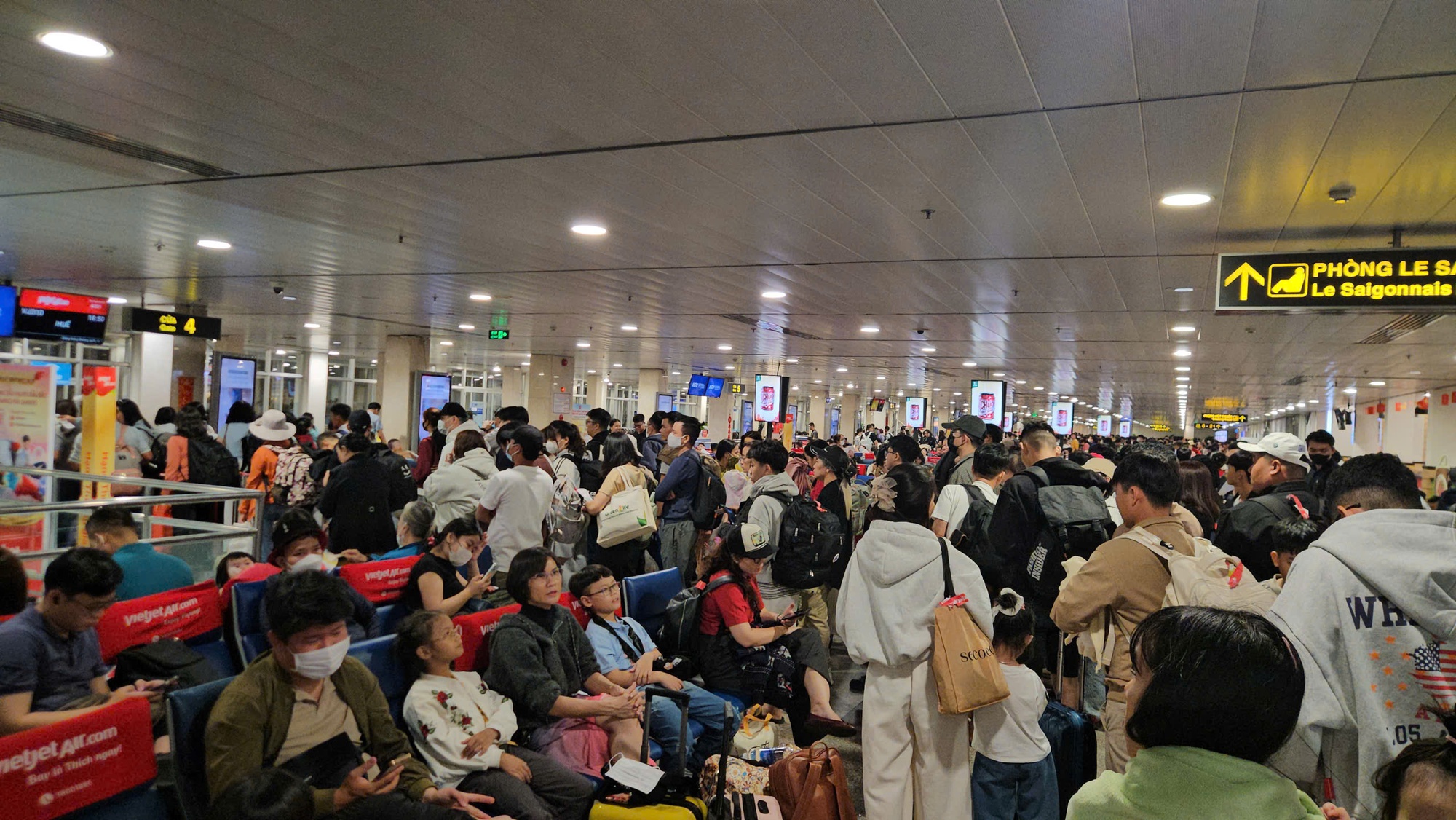 Diễn biến bất ngờ tại sân bay Tân Sơn Nhất ngày 26 Tết - Ảnh 1