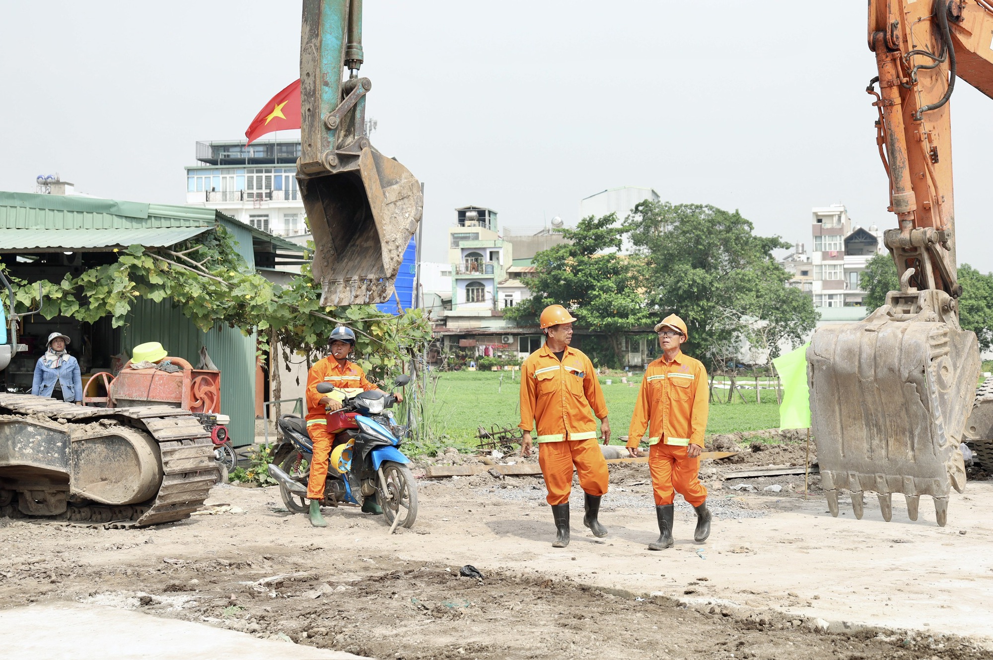 Cận Tết, công nhân vẫn bám trụ thi công trên rạch Xuyên Tâm - Ảnh 8