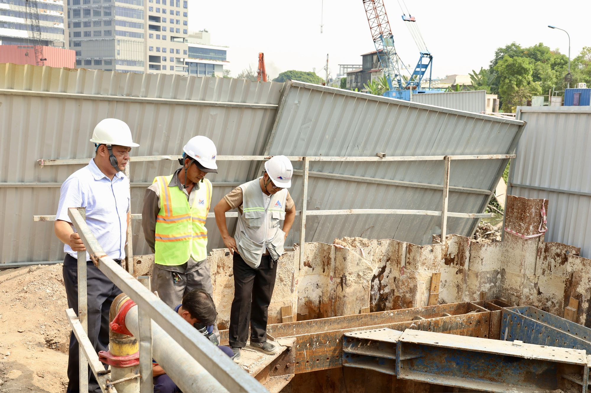 Cận Tết, công nhân vẫn bám trụ thi công trên rạch Xuyên Tâm - Ảnh 5