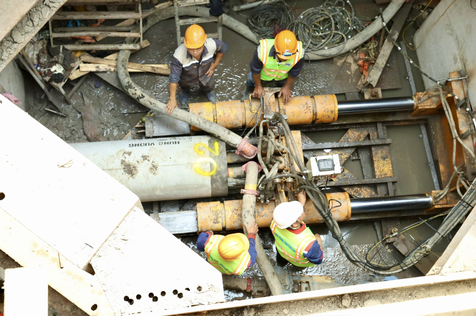 Cận Tết, công nhân vẫn bám trụ thi công trên rạch Xuyên Tâm - Ảnh 2