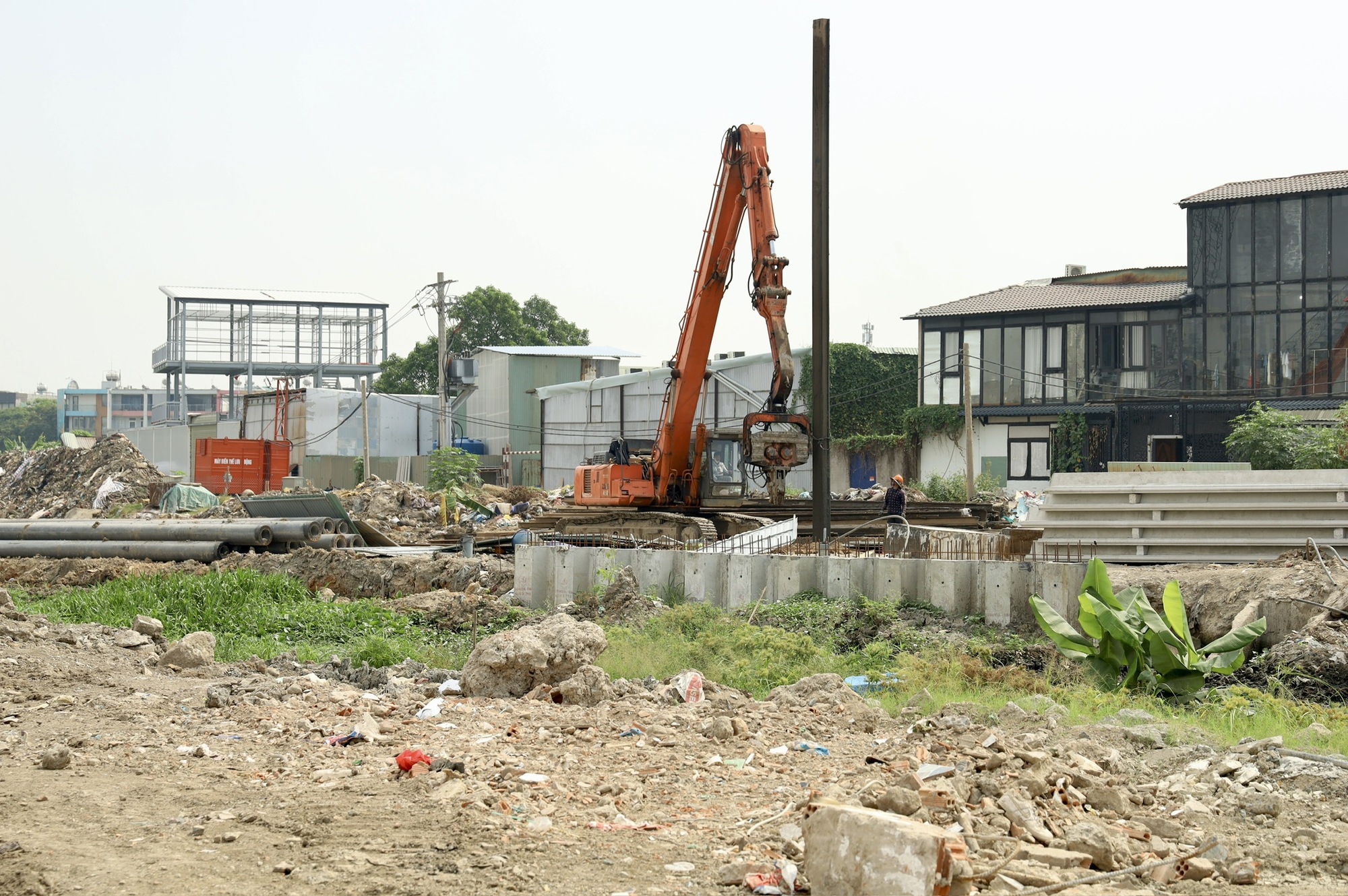 Cận Tết, công nhân vẫn bám trụ thi công trên rạch Xuyên Tâm - Ảnh 3