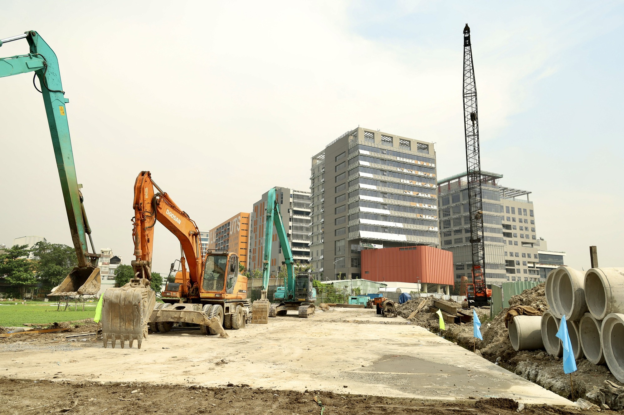 Cận Tết, công nhân vẫn bám trụ thi công trên rạch Xuyên Tâm - Ảnh 10