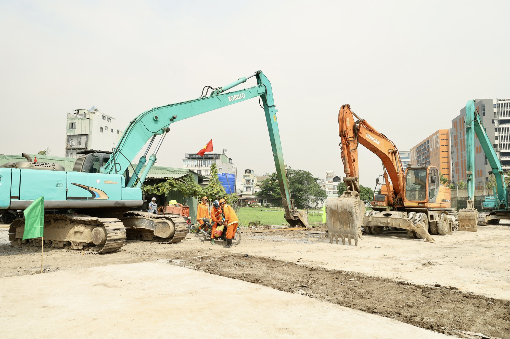 Cận Tết, công nhân vẫn bám trụ thi công trên rạch Xuyên Tâm - Ảnh 4