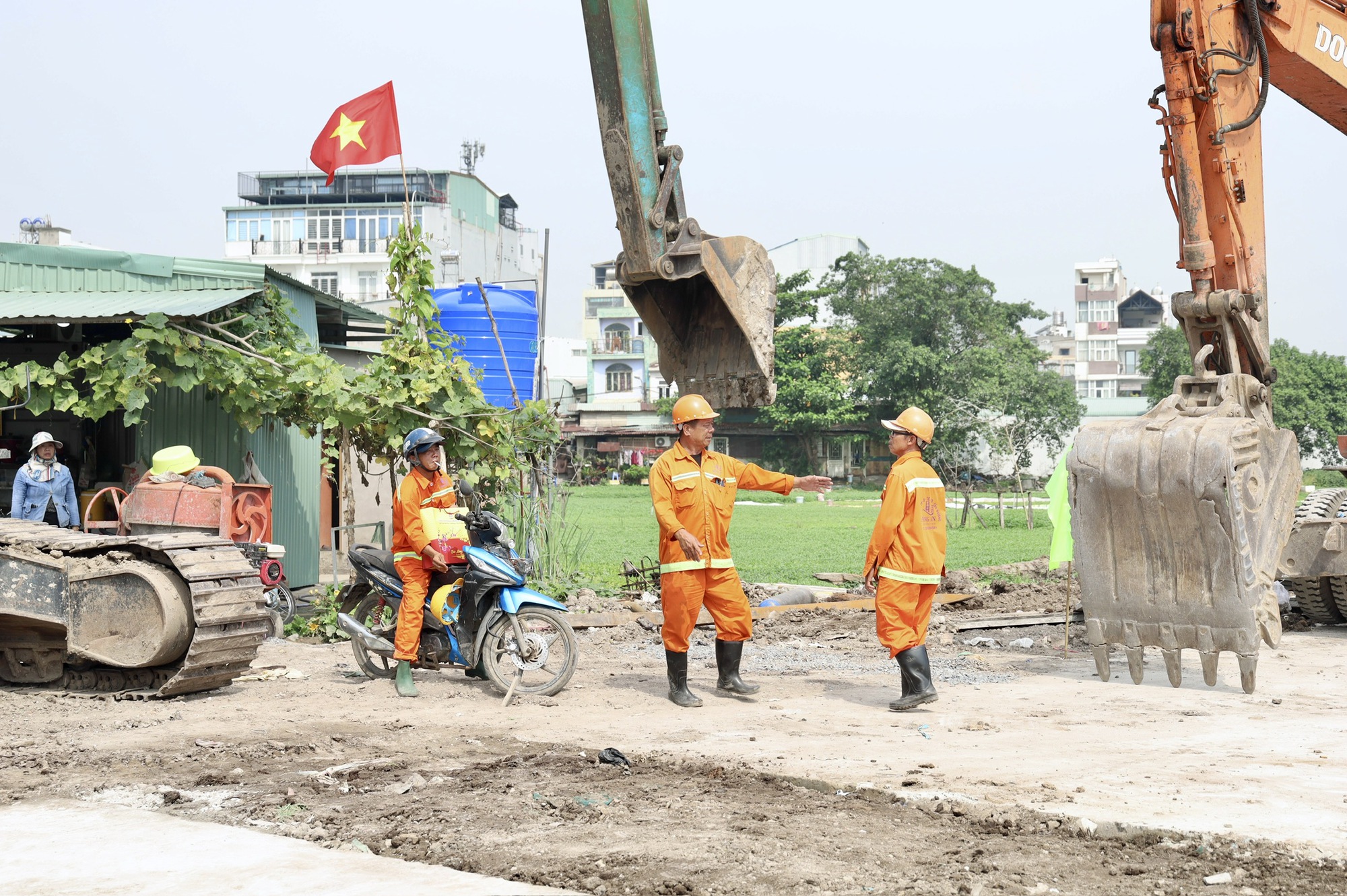 Cận Tết, công nhân vẫn bám trụ thi công trên rạch Xuyên Tâm - Ảnh 1