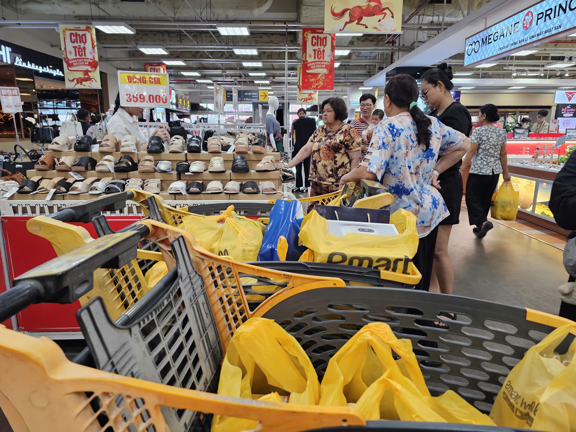 Người Việt chi mạnh tay nhất cho những mặt hàng nào trong dịp Tết 2026? - Ảnh 1