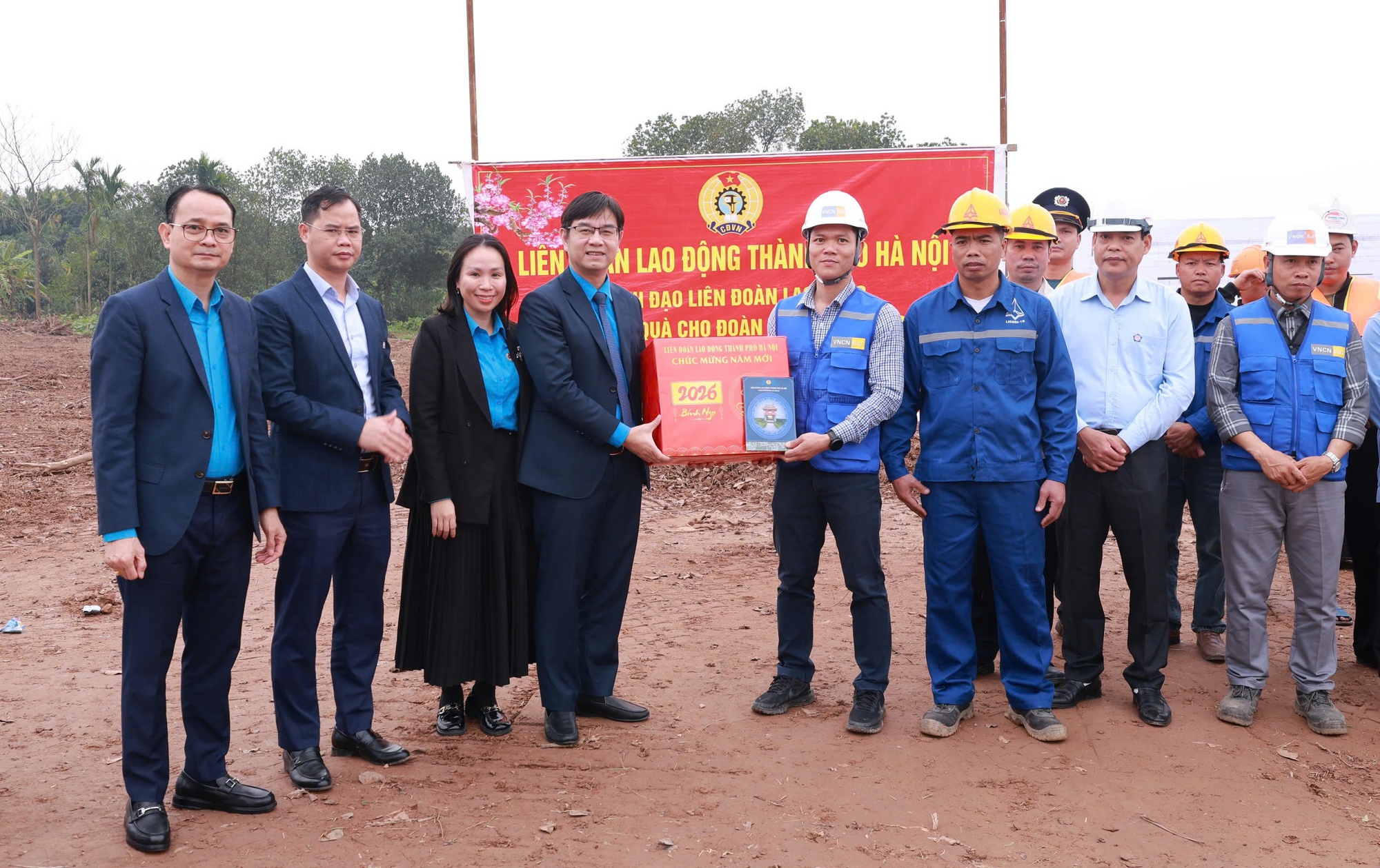 Công nhân bám công trường trọng điểm, làm việc xuyên Tết Bính Ngọ 2026 - Ảnh 3