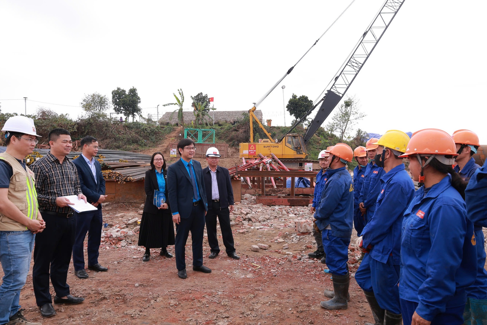 Công nhân bám công trường trọng điểm, làm việc xuyên Tết Bính Ngọ 2026 - Ảnh 2