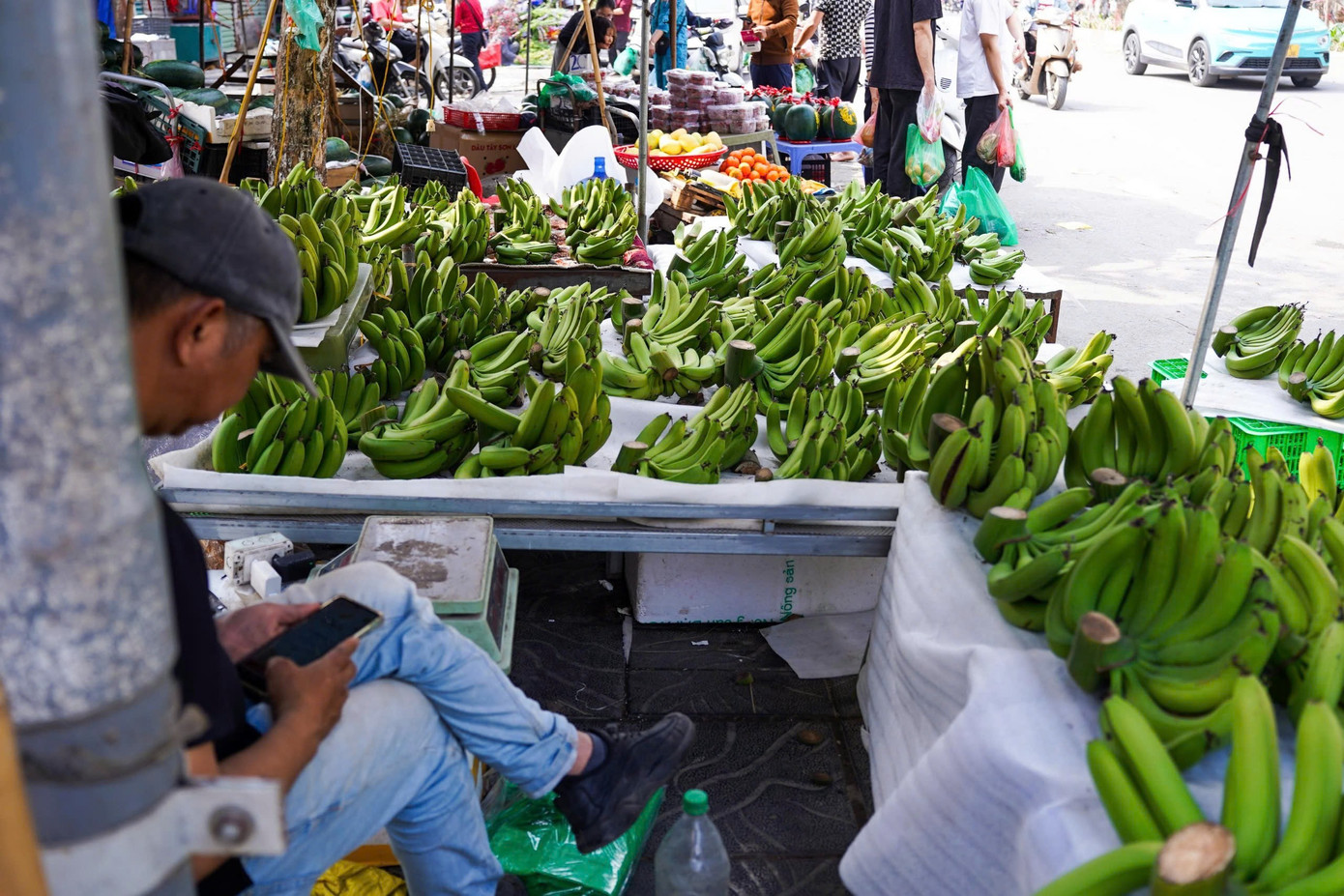 Chuối xanh 28 Tết: Từ nửa triệu ‘rơi’ xuống 30.000 đồng vẫn ế - Ảnh 3