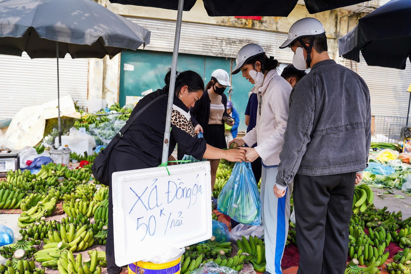 Chuối xanh 28 Tết: Từ nửa triệu ‘rơi’ xuống 30.000 đồng vẫn ế - Ảnh 7