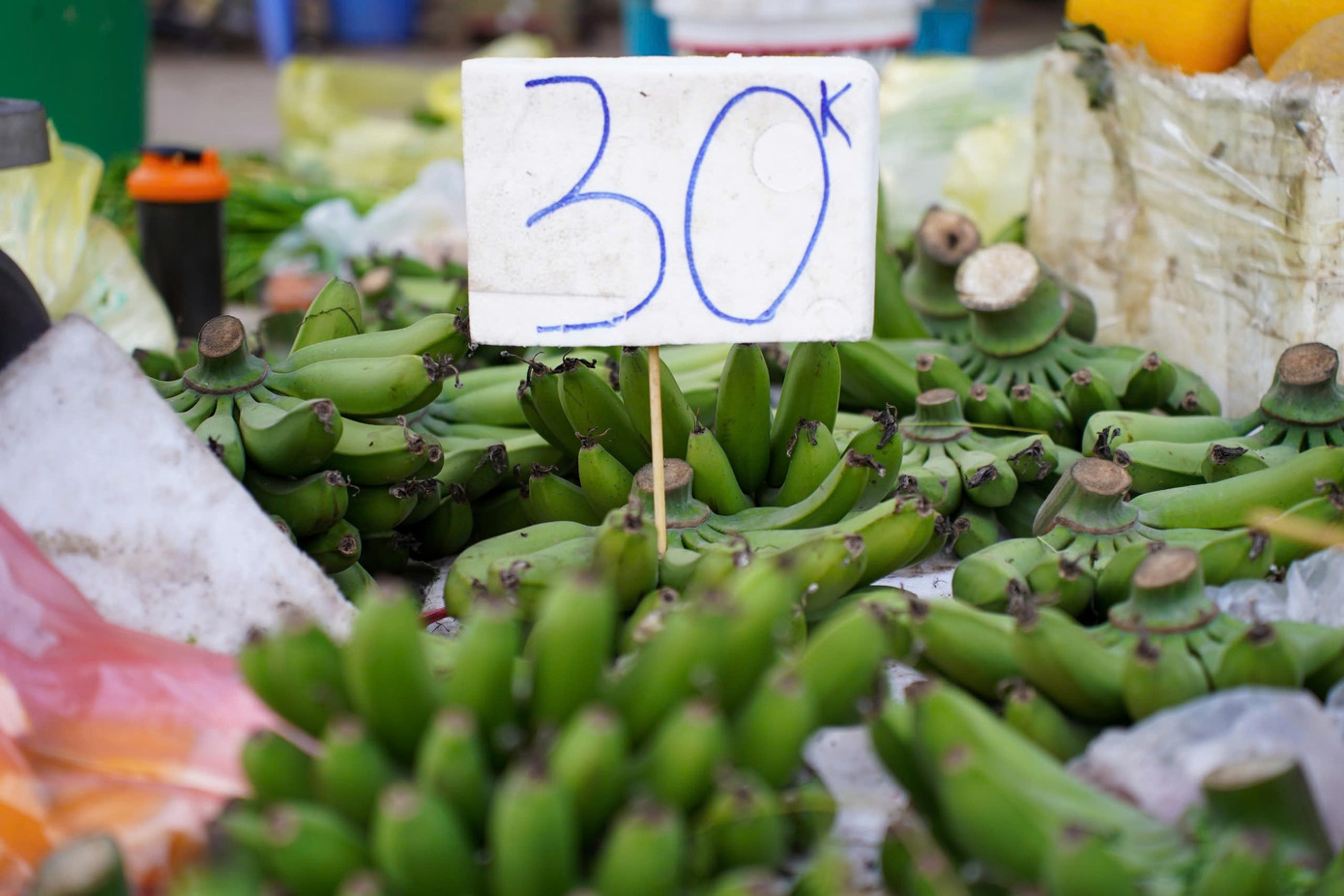 Chuối xanh 28 Tết: Từ nửa triệu ‘rơi’ xuống 30.000 đồng vẫn ế - Ảnh 8