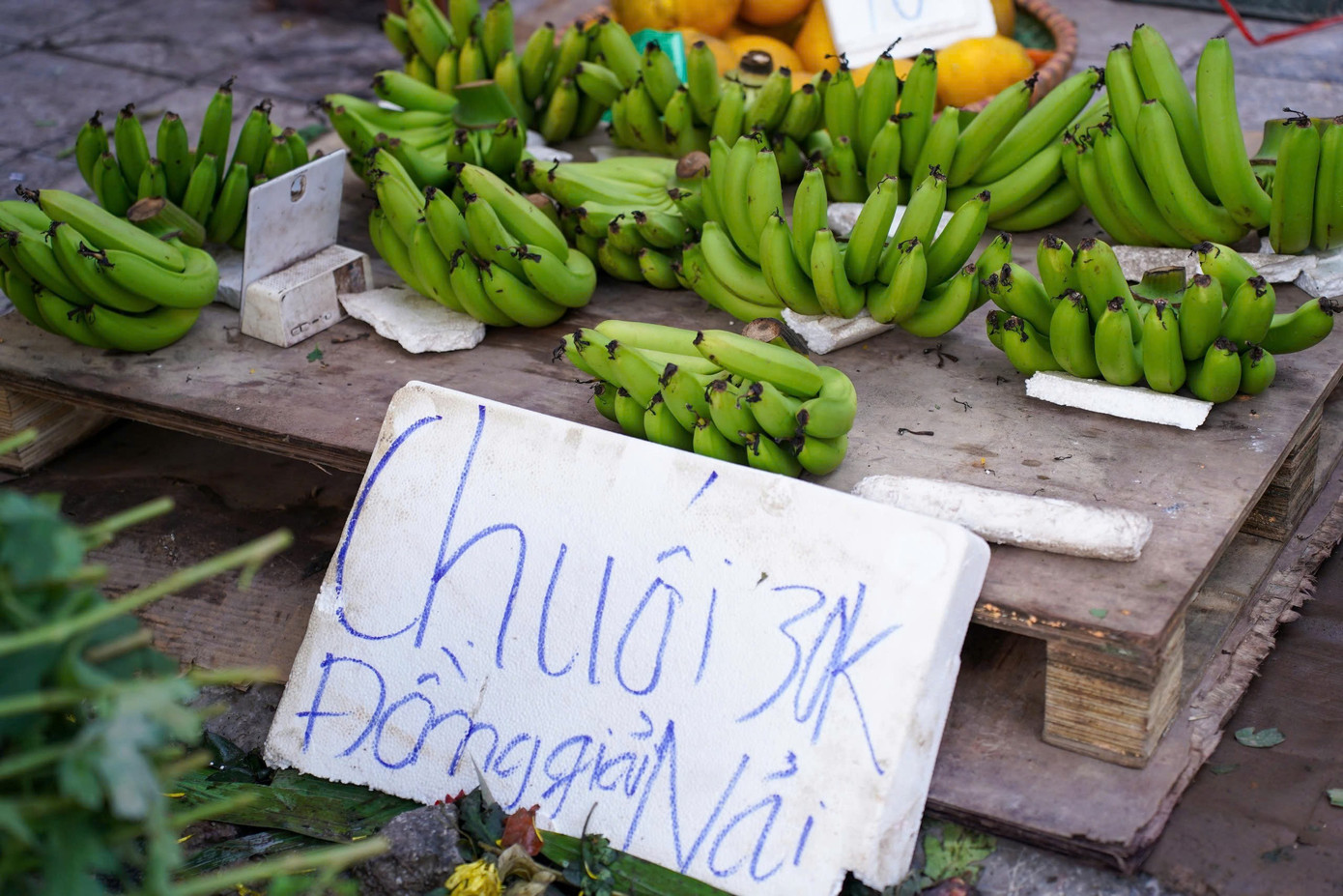 Chuối xanh 28 Tết: Từ nửa triệu ‘rơi’ xuống 30.000 đồng vẫn ế - Ảnh 9