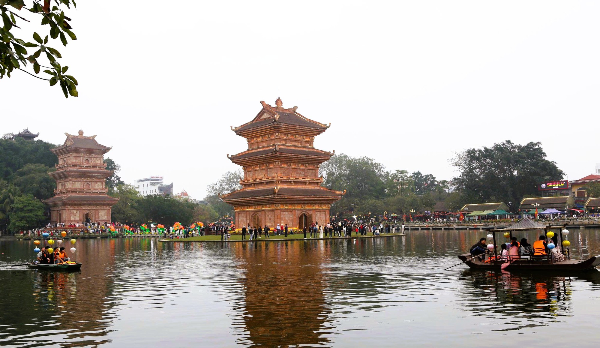 Khách đổ về Ninh Bình du Xuân, nhiều điểm du lịch quá tải - Ảnh 10