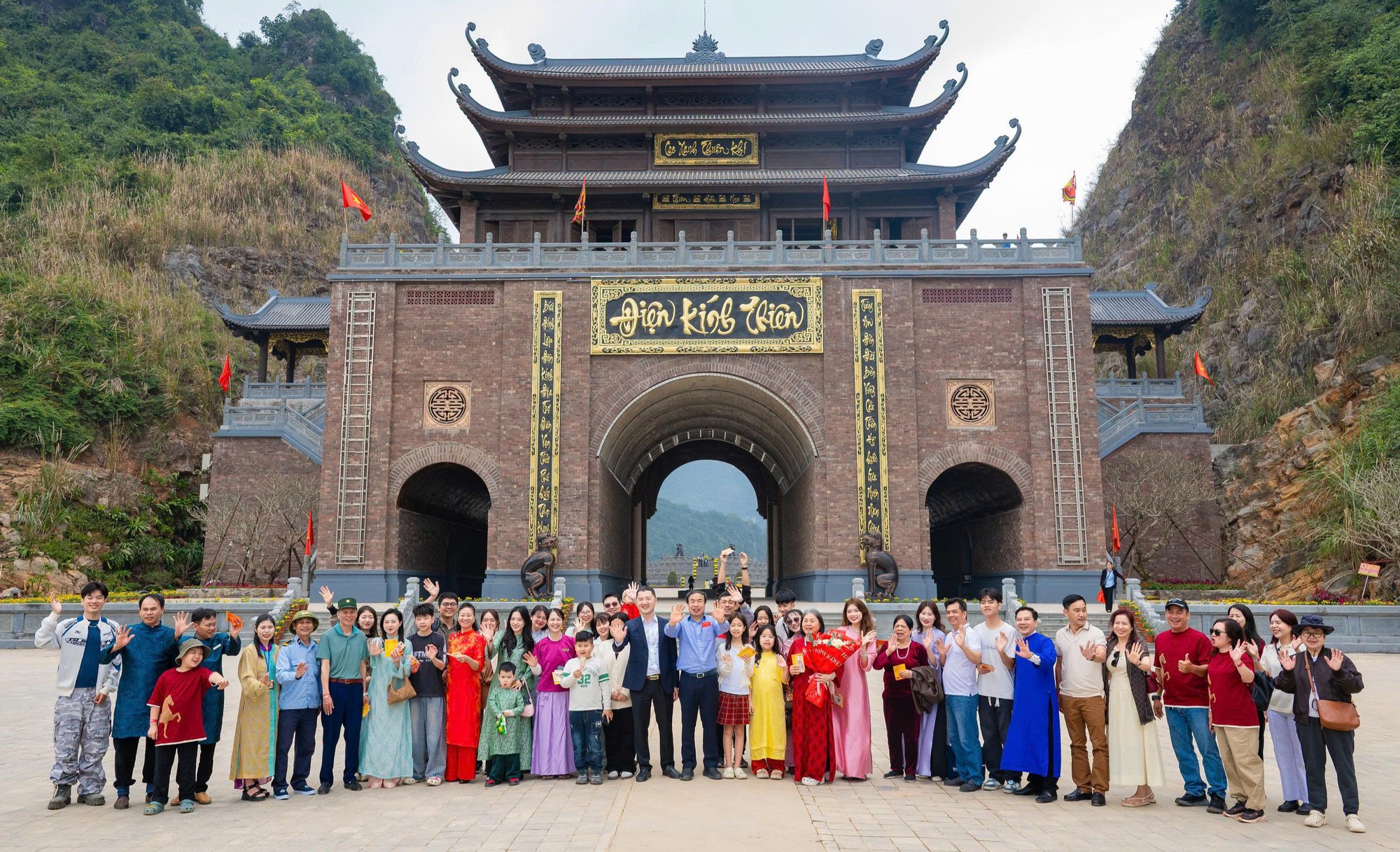 Khách đổ về Ninh Bình du Xuân, nhiều điểm du lịch quá tải - Ảnh 14