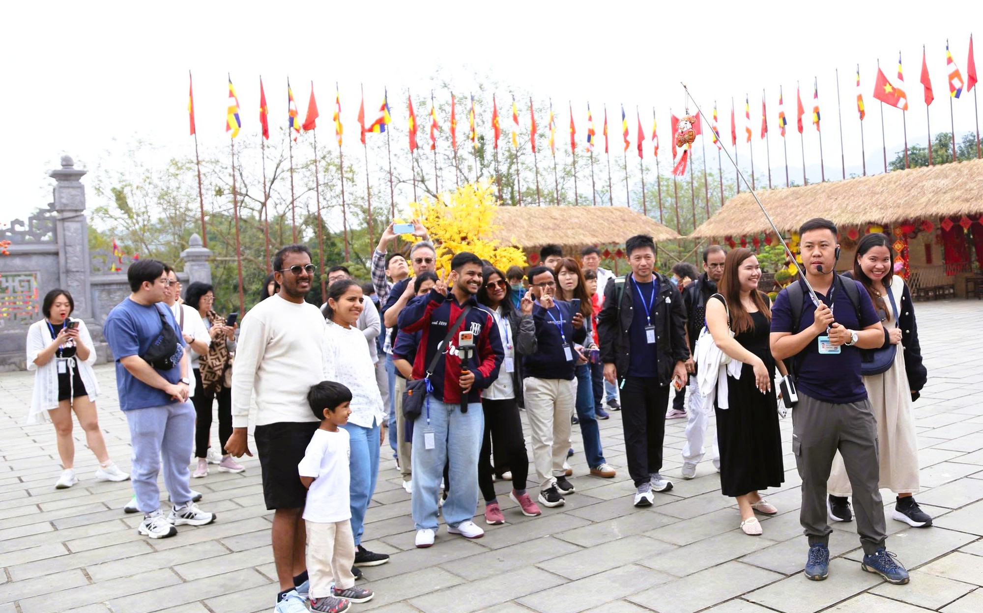 Khách đổ về Ninh Bình du Xuân, nhiều điểm du lịch quá tải - Ảnh 11