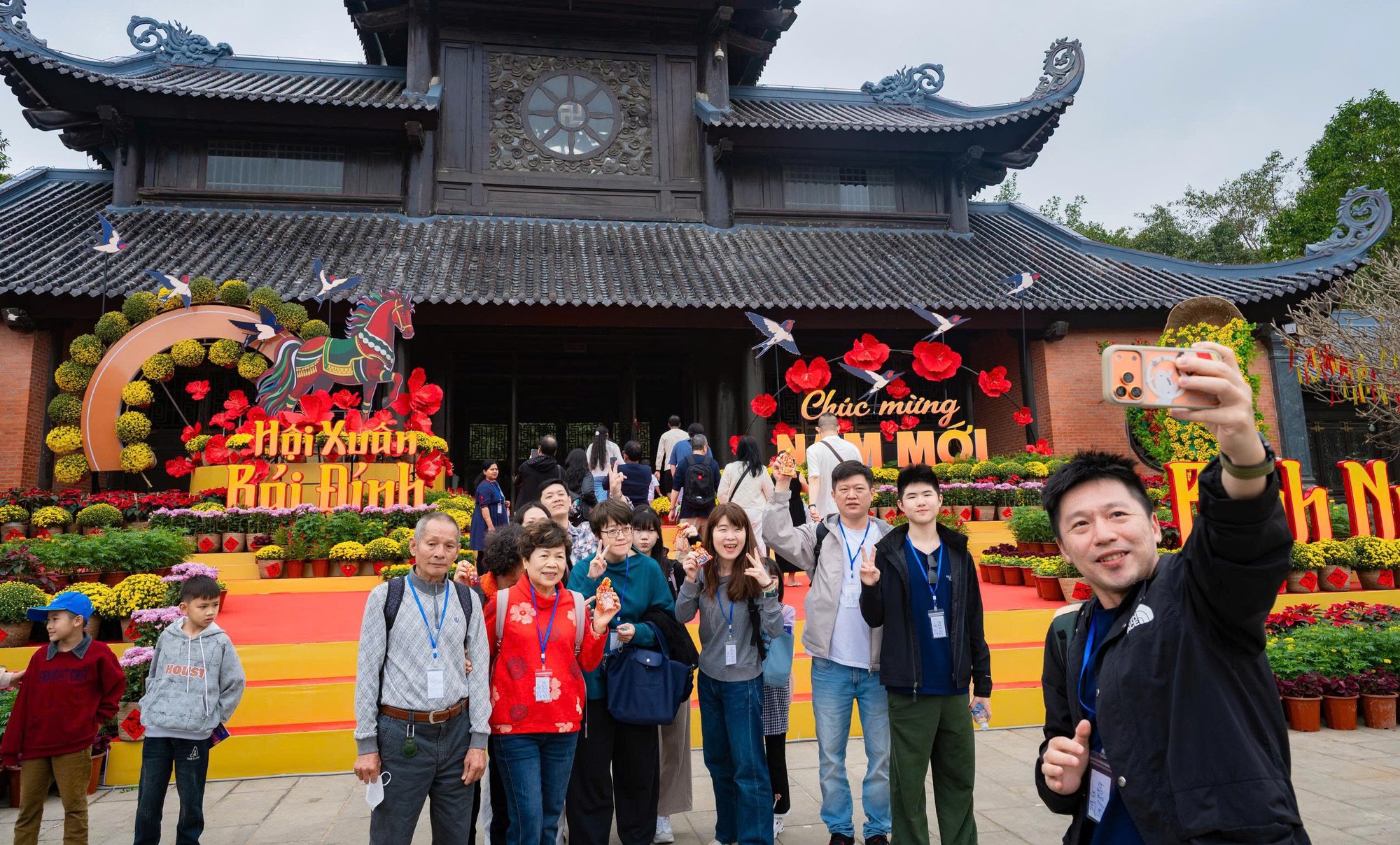 Khách đổ về Ninh Bình du Xuân, nhiều điểm du lịch quá tải - Ảnh 15