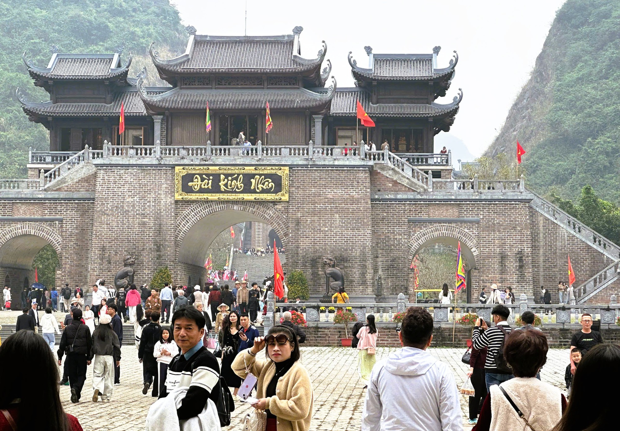 Du lịch Ninh Bình thăng tiến vượt bậc, đón lượng khách đứng thứ 2 cả nước - Ảnh 2