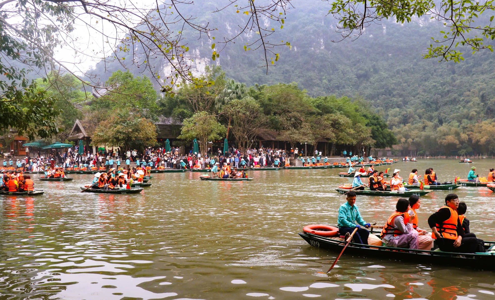 Khách đổ về Ninh Bình du Xuân, nhiều điểm du lịch quá tải - Ảnh 6