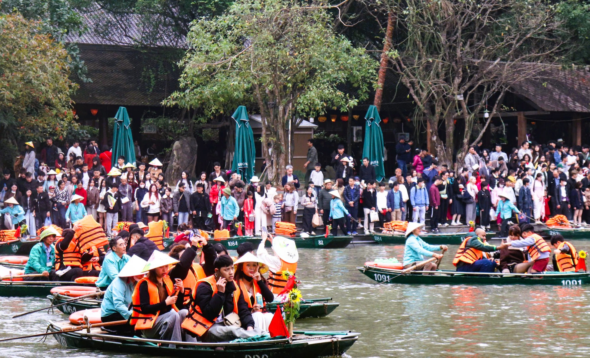 Khách đổ về Ninh Bình du Xuân, nhiều điểm du lịch quá tải - Ảnh 7