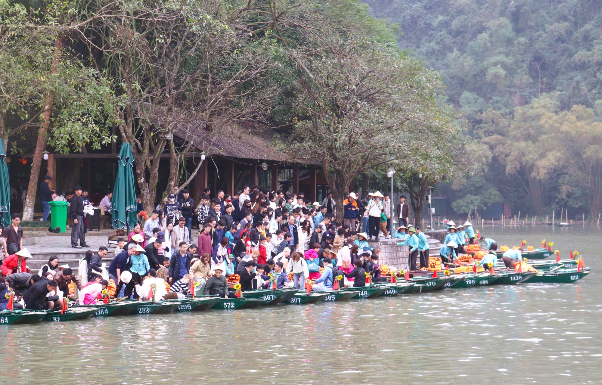 Khách đổ về Ninh Bình du Xuân, nhiều điểm du lịch quá tải - Ảnh 8