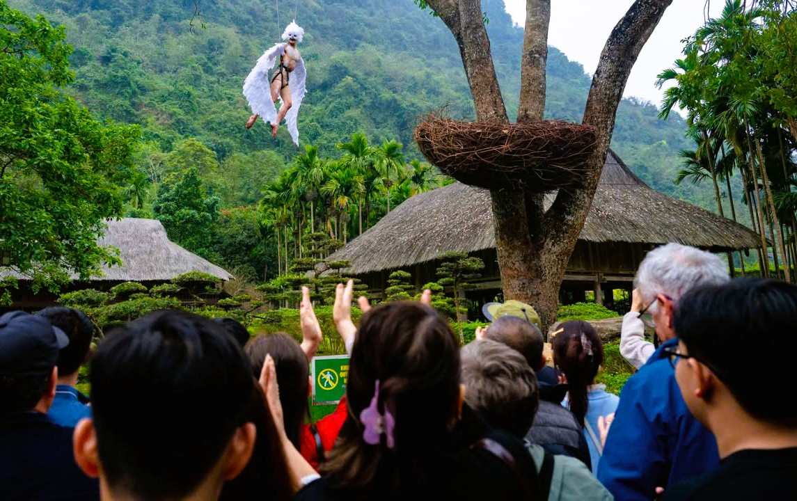 Khách đổ về Ninh Bình du Xuân, nhiều điểm du lịch quá tải - Ảnh 16
