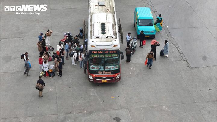 Người dân đổ về Thủ đô sau kỳ nghỉ Tết, ô tô xếp hàng dài chờ di chuyển - Ảnh 13