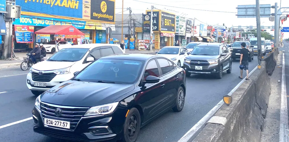 Quốc lộ 51 ùn ứ nghiêm trọng chiều mùng 5 Tết - Ảnh 2