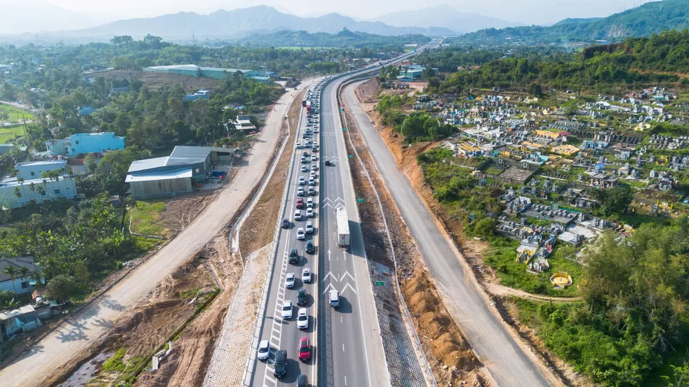 Mùng 5 Tết, ô tô xếp hàng dài qua lối ra cao tốc Hòa Liên – Túy Loan - Ảnh 1